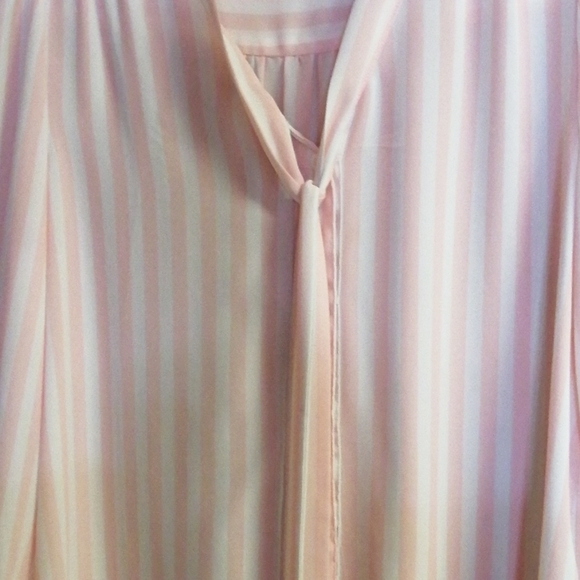 White and pink blouse - Picture 2 of 2